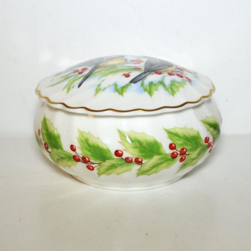 Wedgwood Bone China Covered Trinket Dish Chickadees And Holly